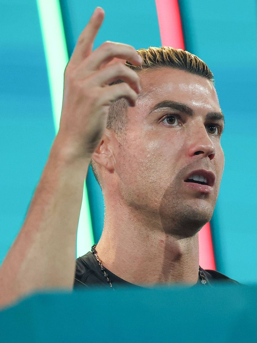 centregoals's tweet photo. 🚨🚨🎙️| Cristiano Ronaldo speaks on the 𝐂𝐑𝐈𝐓𝐈𝐂𝐈𝐒𝐌 he faces:

“I’ve been playing football for so many years.

Some media like to attack me and try to 𝐊𝐈𝐋𝐋 me, but they don’t stand a chance , only a shotgun could do it.

And even then, I’d 𝐃𝐎𝐃𝐆𝐄 the bullet.” https://t.co/lZyGpUmZPO