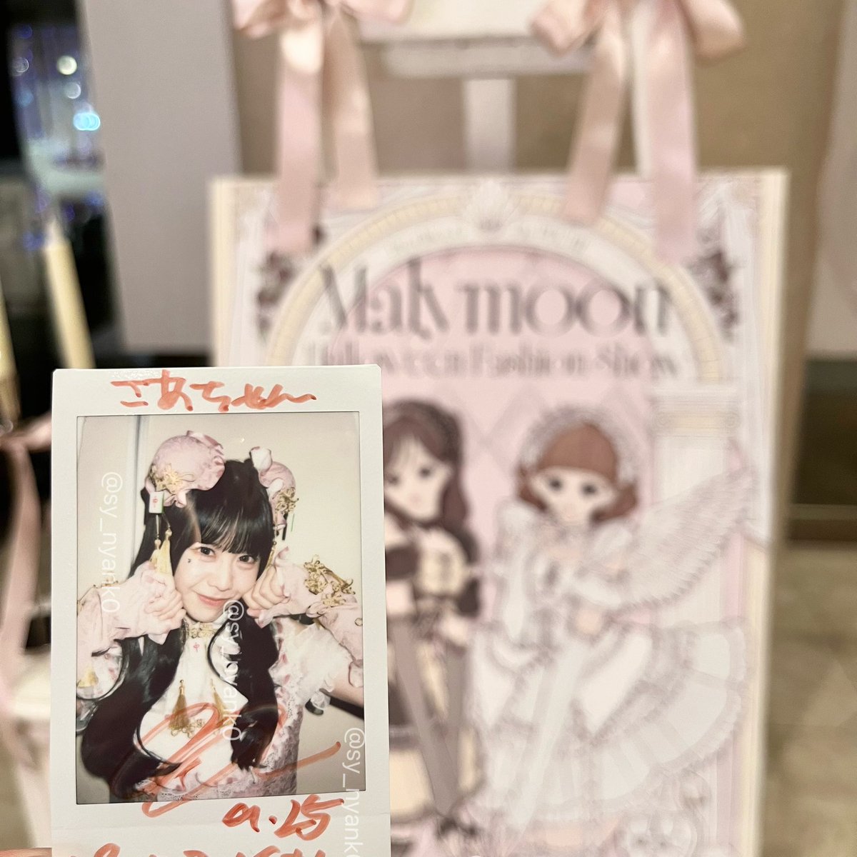 sy_nyank0's tweet photo. ♡ 09.25 Malymoon Halloween Fashion Show 2026 ♡

SS席からうさちゃんのランウェイ見れて最高だった😻😻😻💘
いつものチャイナ衣装も好きだけどピンクチャイナも最高、本当に行けてよかった〜〜( ᵕ ᵕ̩̩ )
最近ポケモンカフェでアクスタ並べたので一緒にのせるね🤚🏻⚡️

#ねえうさだけだよ https://t.co/wHObcIDww2