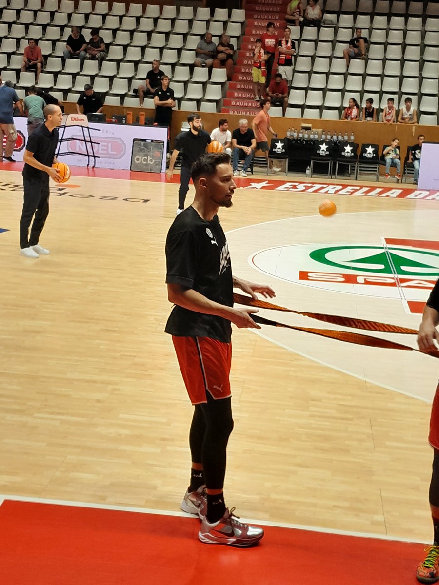 MaciejSzetela's tweet photo. Inauguracja ligi ACB w Gironie i debiut @jr_pluta w barwach @BasquetGirona 😀
#ACBpl #KoszKadra #LigaEndesa https://t.co/7Ia7ZPnF3l