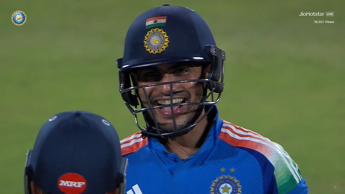 Digital_sports's tweet photo. 🚨 HUNDRED FOR CAPTAIN SHUBMAN GILL 

- Chasing 296 runs, Gill brings up his 10th ODI Hundred, he is on a mission in Tests &amp; ODIs, greatness in making 😍 https://t.co/3ji1gWKDJ7