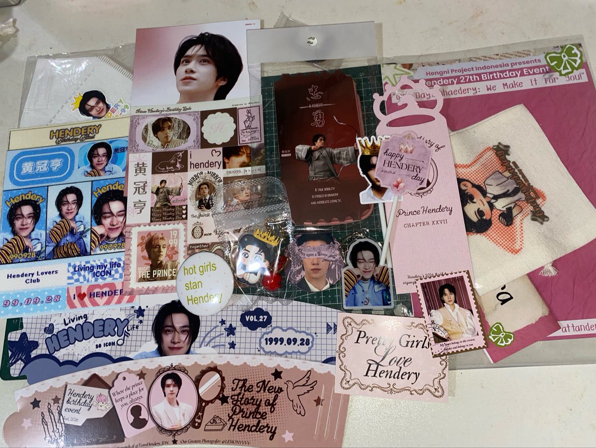 henderyponytail's tweet photo. freebies dari orang2 keren hari ini. terima kasihh🩷 @rayuswan @doydery @TeamHendery_IDN dan kakak kakak project cafe event Hendery (ku mention di next tweet) https://t.co/ufcp80kt83
