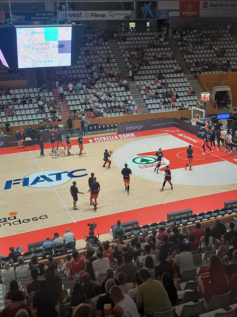 MaciejSzetela's tweet photo. Inauguracja ligi ACB w Gironie i debiut @jr_pluta w barwach @BasquetGirona 😀
#ACBpl #KoszKadra #LigaEndesa https://t.co/7Ia7ZPnF3l
