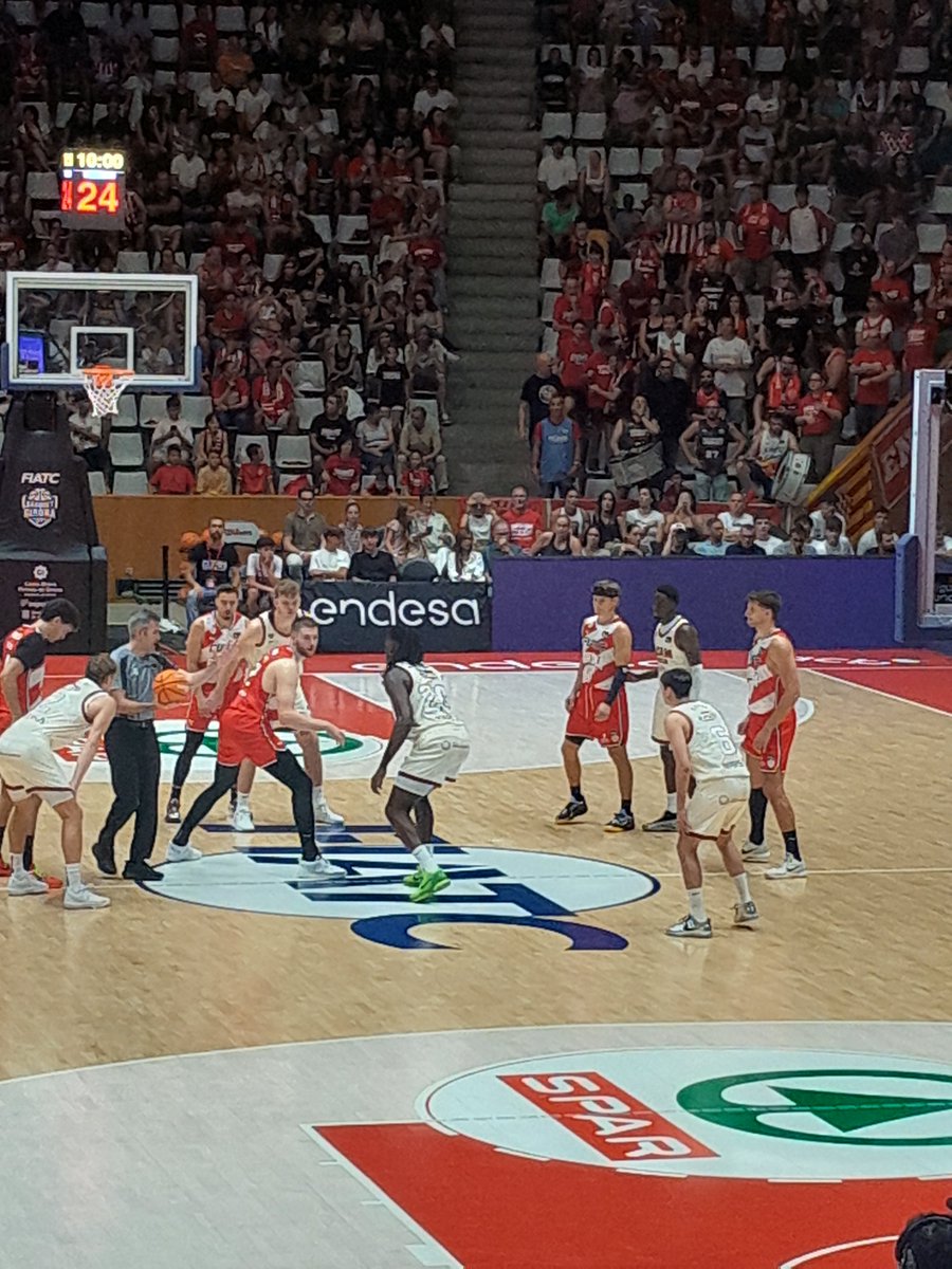 MaciejSzetela's tweet photo. Inauguracja ligi ACB w Gironie i debiut @jr_pluta w barwach @BasquetGirona 😀
#ACBpl #KoszKadra #LigaEndesa https://t.co/7Ia7ZPnF3l
