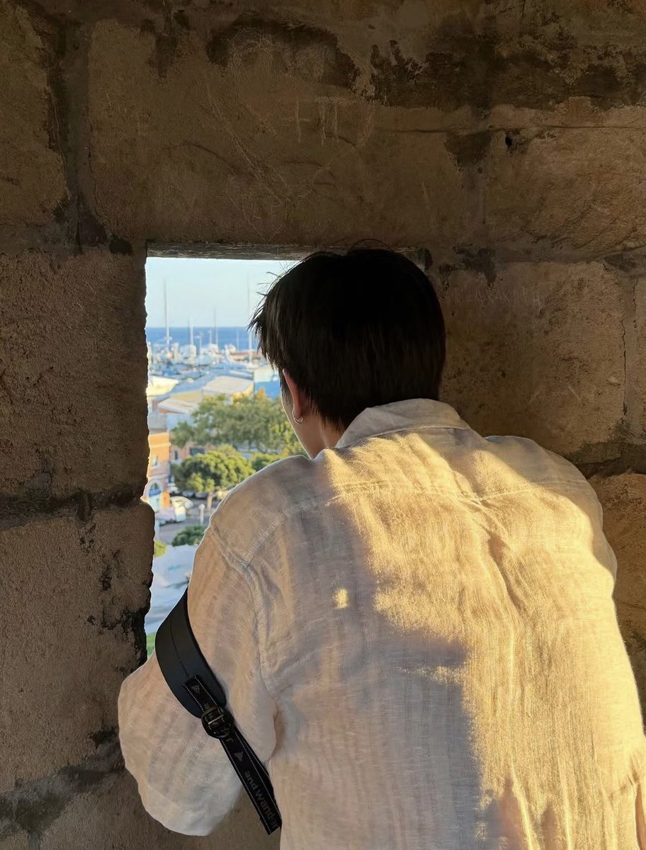 inhalingtxt's tweet photo. who’s taking all these pics of him as if they’re in love with him https://t.co/GOXpXZmlj4