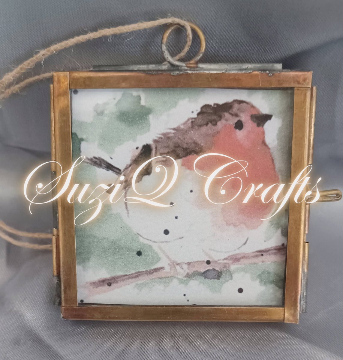 SuziQCrafts's tweet photo. Robins are for all year round and I have my original watercolour printed on to card, and placed in these pretty miniature vintage effect frames 😍 Other Christmas designs also available.

https://t.co/5KQmMidWBN

 #christmas #art #robins #giftideas #quotes #wallhanging #decor https://t.co/qRqiof8tAB