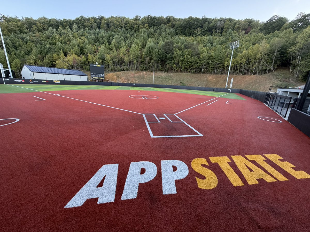 LilyMaguire42's tweet photo. Spent Saturday with my mom, exploring App State and this amazing town! Such a beautiful area! Even found a store called "Lily's" --clearly a sign, lol! Next, playing on an incredible field on Sunday! 
@AppStateSB @whitjones25 @MattAlberghini @courtney_ogle12 @CoachDreswick @UnityPryor @VAUnitySB @malcharmon09 @jpryorKeiserSB