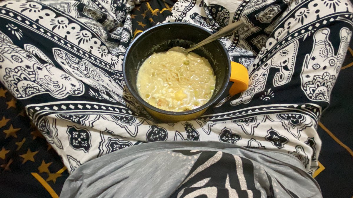 nyonahn's tweet photo. gw as anak kost yang kelaperan itu (terpaksa makan mie karena laper) https://t.co/g6MLqqqNPH