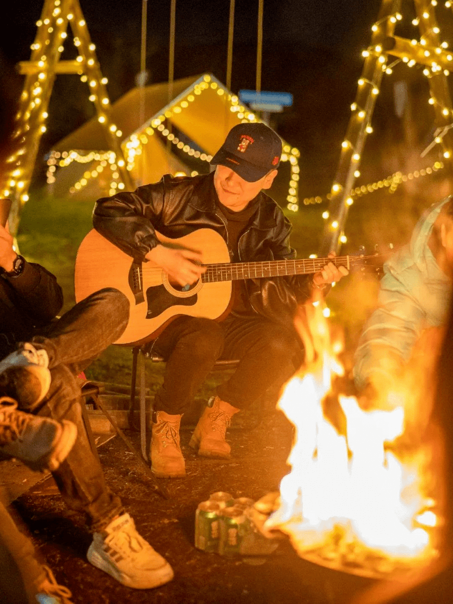 MaryamFlau1ah's tweet photo. Maana por la noche, nos reunimos para tocar guitarra y cantar bajo las estrellas: la música libre que cura el alma! https://t.co/9i8GyRXZph