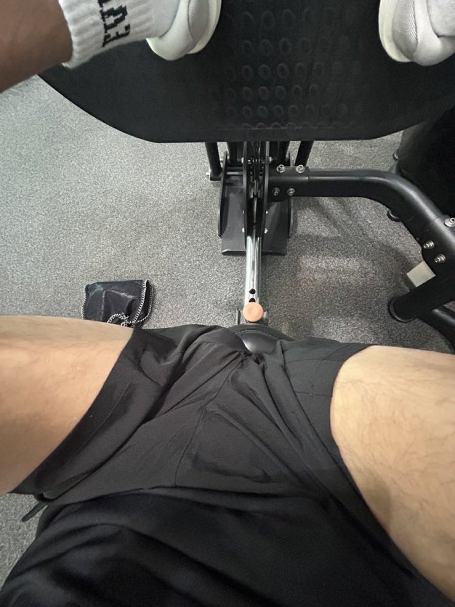 A0L03's tweet photo. Leg day is so awkward🤧 https://t.co/gTnXGrLtCe