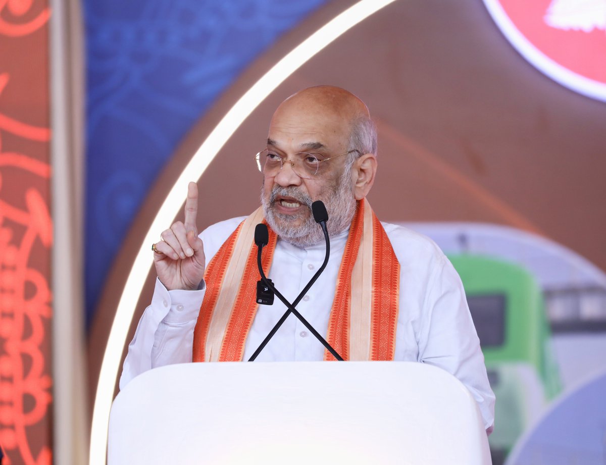 AmitThakerBJP's tweet photo. ગાંધીનગર લોકસભાના લોકપ્રિય સાંસદ તથા કેન્દ્રીય ગૃહ-સહકાર મંત્રી શ્રી @AmitShah સાહેબના વરદહસ્તે અને મુખ્યમંત્રી શ્રી @Bhupendrapbjp ની ઉપસ્થિતિમાં
દેશની પ્રથમ LNG ટ્રેનનું ફ્લેગ ઓફ, સાબરમતી સ્ટેશનનો પુનઃવિકાસ, ‘કવચ’ પ્રણાલી અને સાબરમતી–સરખેજ રેલવે લાઇનનું ડબલિંગ — ગુજરાતની રેલ કનેક્ટિવિટી અને સલામતીને નવી ગતિ આપતા ₹1,542 કરોડથી વધુના રેલવે પ્રોજેક્ટ્સનું લોકાર્પણ અને ખાતમુહૂર્તમાં સહભાગી થયો.

‘મેક ઇન ઇન્ડિયા’ અને ‘આત્મનિર્ભર ભારત’ સાથે "વિકસિતભારત 2047"નું પ્રતિબિંબ.