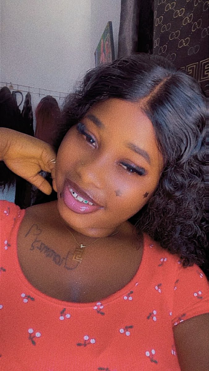 charloteAr7's tweet photo. Happy Sunday Guys 💗 
I’m listening to Burna Bois NSOW 🎶 🦍 https://t.co/OVNJ6RfBve