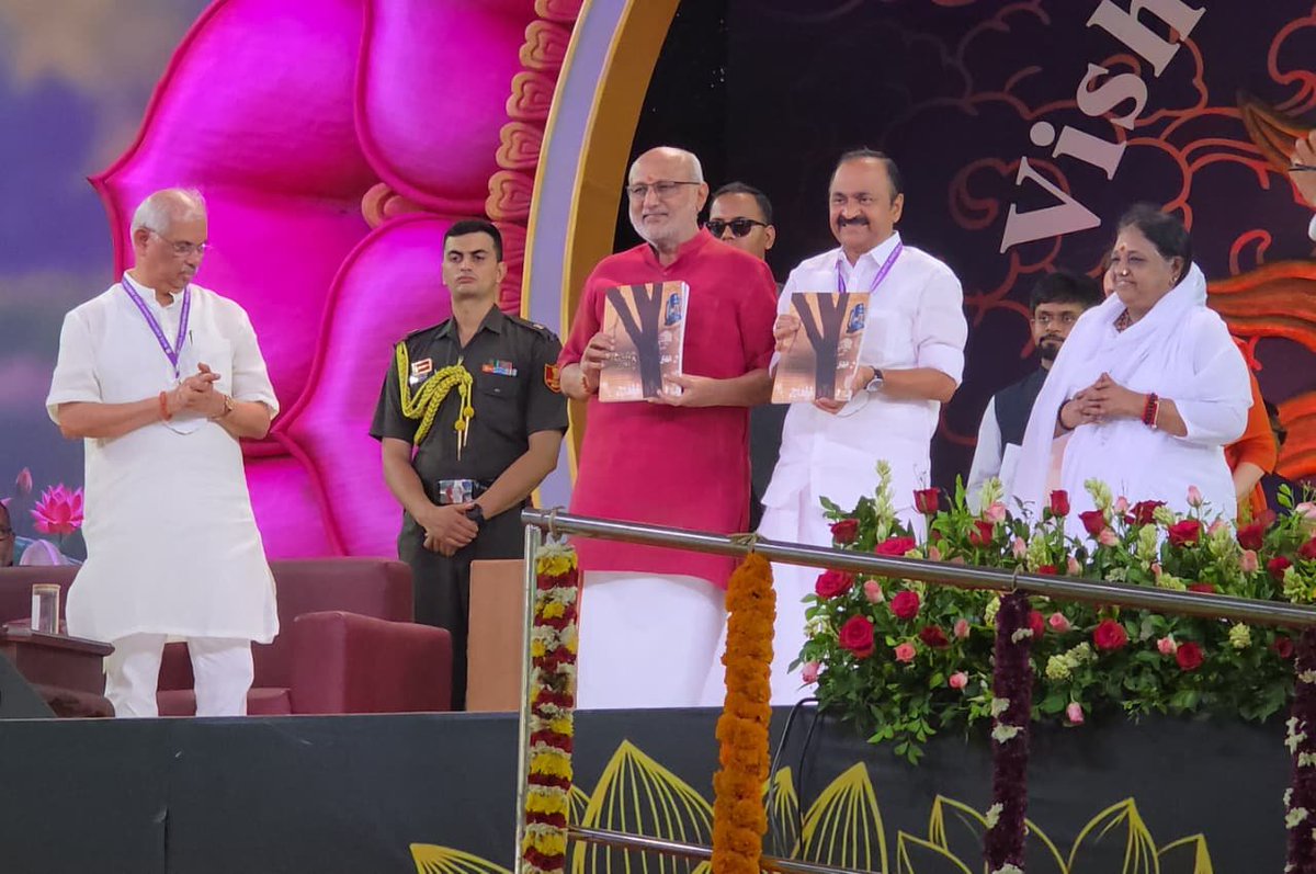KeralaGovernor's tweet photo. Hon'ble Governor Shri Rajendra Vishwanath Arlekar participated at 'Viswa Seva Dinam', 73rd Birhday Celebrations of Mata Amritanandamayi Devi at Amritapuri, Kollam today.  humanitarian initiatives of Amrithanandamayi Mutt were launched by the Hon'ble Vice-President of India Shri. C. P. Radhakrishnan at the function where Chief Minister of Keralam, Shri. V. D. Satheesan was also present along with a few union and state ministers.