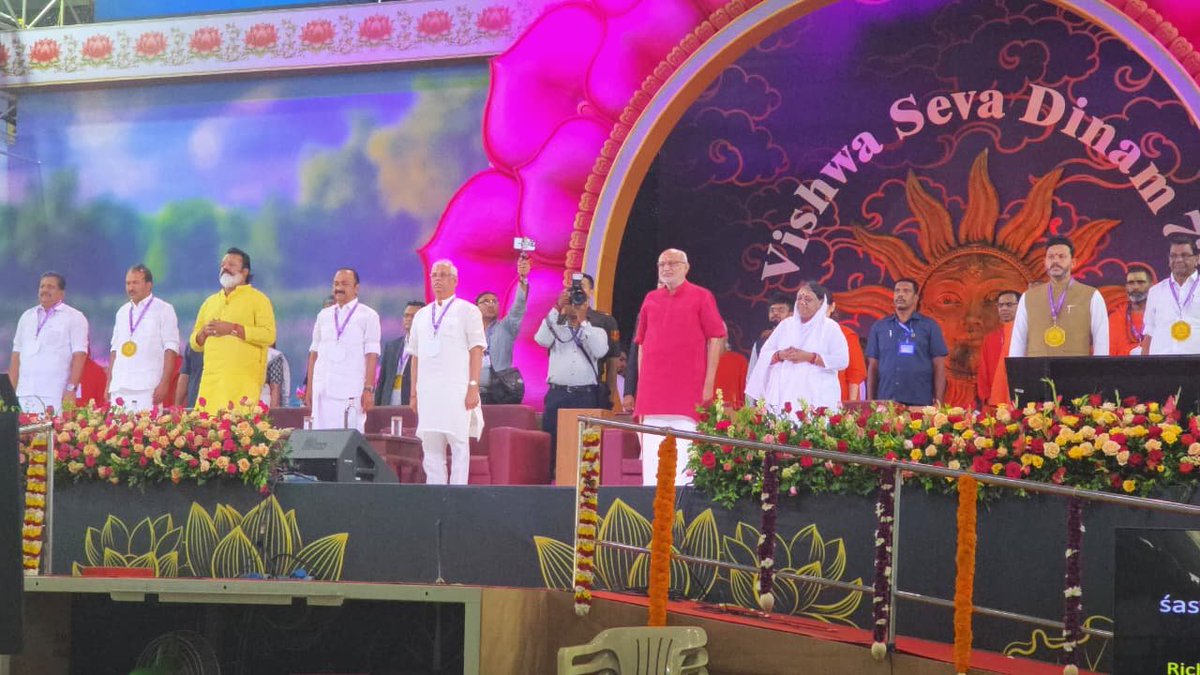 KeralaGovernor's tweet photo. Hon'ble Governor Shri Rajendra Vishwanath Arlekar participated at 'Viswa Seva Dinam', 73rd Birhday Celebrations of Mata Amritanandamayi Devi at Amritapuri, Kollam today.  humanitarian initiatives of Amrithanandamayi Mutt were launched by the Hon'ble Vice-President of India Shri. C. P. Radhakrishnan at the function where Chief Minister of Keralam, Shri. V. D. Satheesan was also present along with a few union and state ministers.