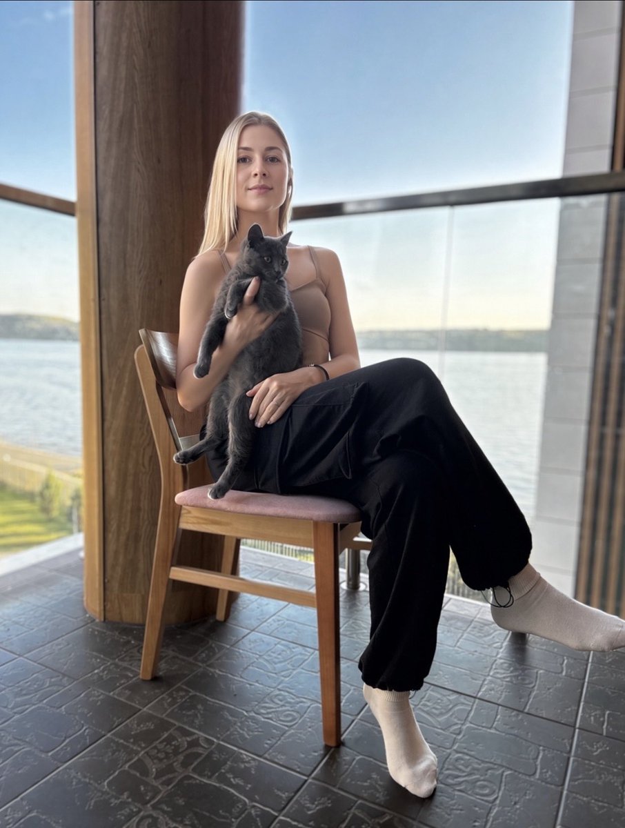 Lianatyn's tweet photo. You’ve probably noticed I suddenly have a chair 🪑
That’s not random. It’s a nod to @themutualfun

The Mutual Fun isn’t another PFP you mint and forget. It’s Robinhood’s first fully permissionless onchain mutual funds, built by @Kingpickle and @what3verman 

The NFT isn’t the product. The Seat is a real chair at the table. There are only 4,001 Seats. Seat 0 stays with the Chairman. The rest are assigned across five funds with the same starting rules. After you enroll, holders vote weekly on what their fund holds.

The mechanics that hooked me:
• 1 soulbound TMF Pass lets you mint 2 Seats
• Two enrolled Seats from the same fund and class can merge into a Corner Office chair and permanently burn one seat
• Dividends land in an onchain briefcase
• No owner key, no upgrade switch, no “trust us later”

That’s why I want WL. Not to flip a jpeg. There’s a growth driver and high potential here. I want a seat while the funds are still forming, before the rooms fill up and the people inside give each fund its personality.

Take a seat 🙌 #themutualfun