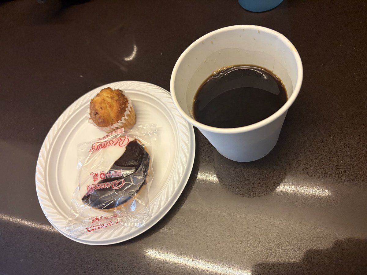 kayatwork's tweet photo. 今のアパートは月50ドルの施設費の中に日曜日の朝ごはんも含まれてる😳ベーグル、クロワッサン、マフィン、クッキー、シリアル、オレンジジュース、コーヒーなどなど。ミニマフィンとクッキーもらってきた。マフィンはシナモンきいてて美味しかった。クッキーは午後のおやつにする🫶 https://t.co/10wKvbd2wF