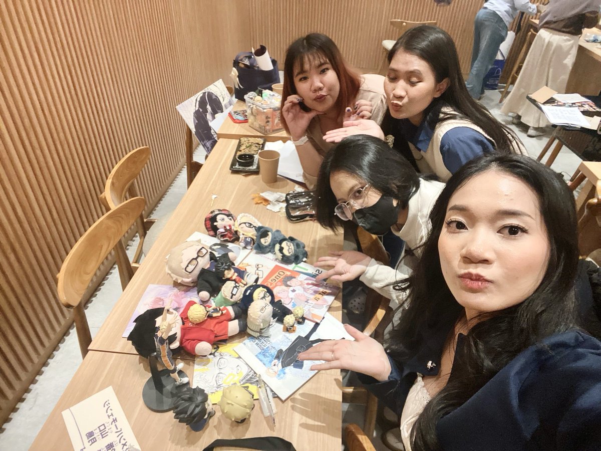 lyovocshka's tweet photo. Tipis” 🐈‍⬛🌙 aja dulu with @neuvillate @airy_clairie14 @RahelAndriyani 🤭 https://t.co/qjgqKKVDof