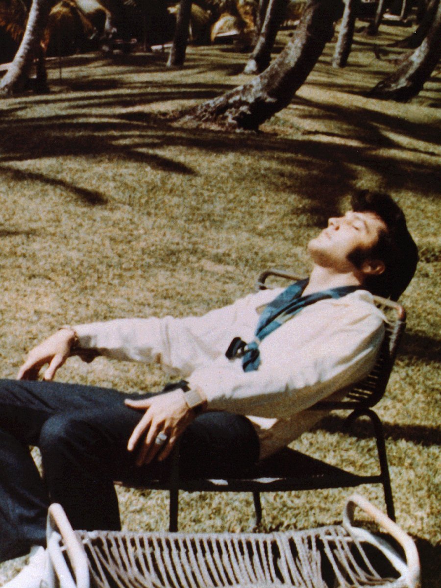 ElvisPresley's tweet photo. Sunday soaking up the sun. ☀️

#ElvisPresley #SundayMood #Singer #Music https://t.co/ZHCiflzSmu