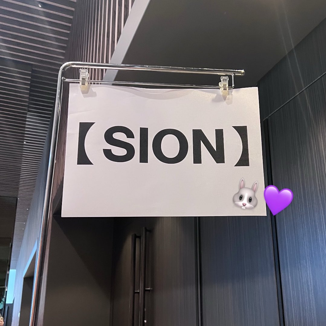 formysion_'s tweet photo. 一緒に並べてほんとに楽しかった(TωT)💜
しおん공주だいすき👰🏻‍♀️💕 https://t.co/RuehovZBFc