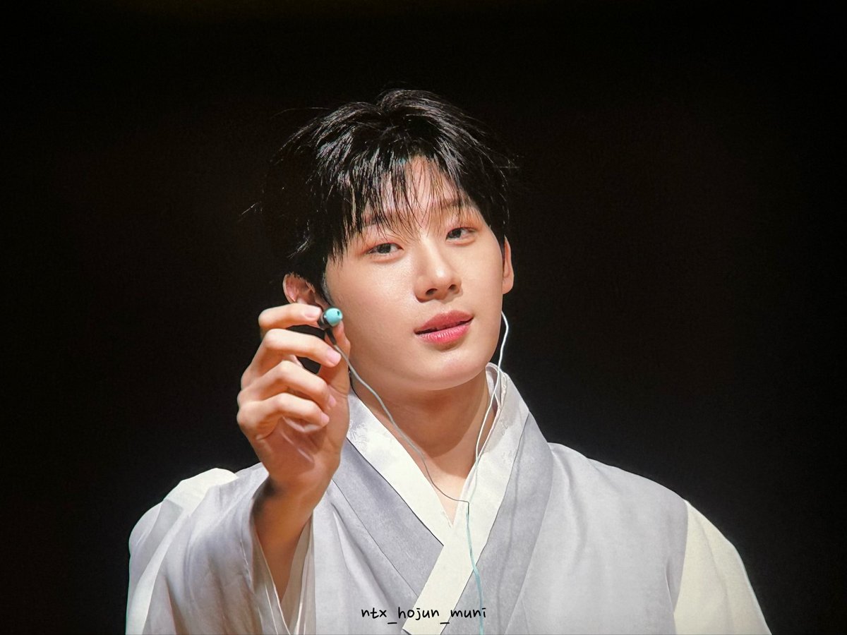 ntx_hojun_muni's tweet photo. 26.09.27 프리뷰
한복 호준이 🤍🩶 너무 멋진 유생 도련님  ~~🫶🏻

#NTX #엔티엑스 
#HOJUN #호준 https://t.co/k6X7fdRwmY