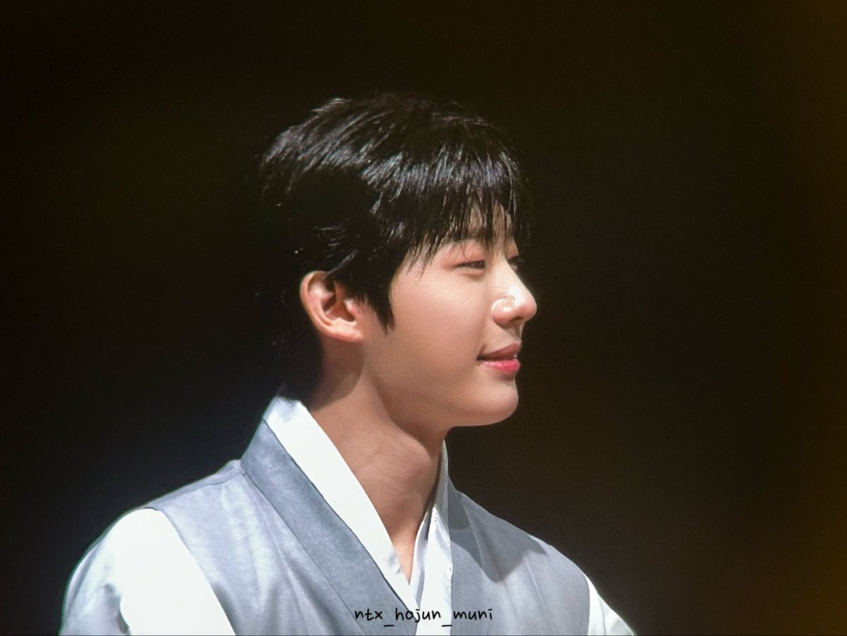 ntx_hojun_muni's tweet photo. 26.09.27 프리뷰
한복 호준이 🤍🩶 너무 멋진 유생 도련님  ~~🫶🏻

#NTX #엔티엑스 
#HOJUN #호준 https://t.co/k6X7fdRwmY