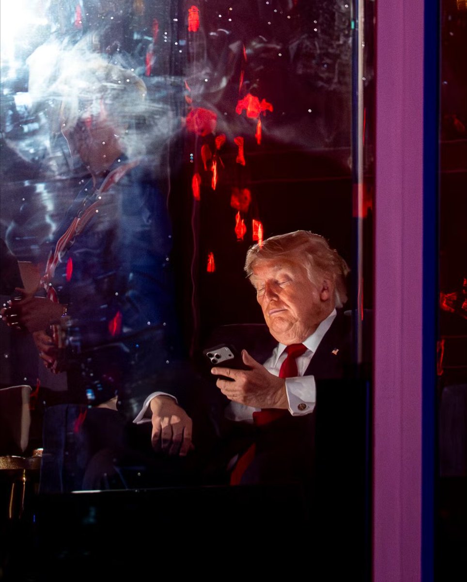 wardinpal's tweet photo. This is still one of the greatest Trump photos of all time. I don't even know how they did this. It looks like a Rockstar loading screen https://t.co/FU7r4zlNLA