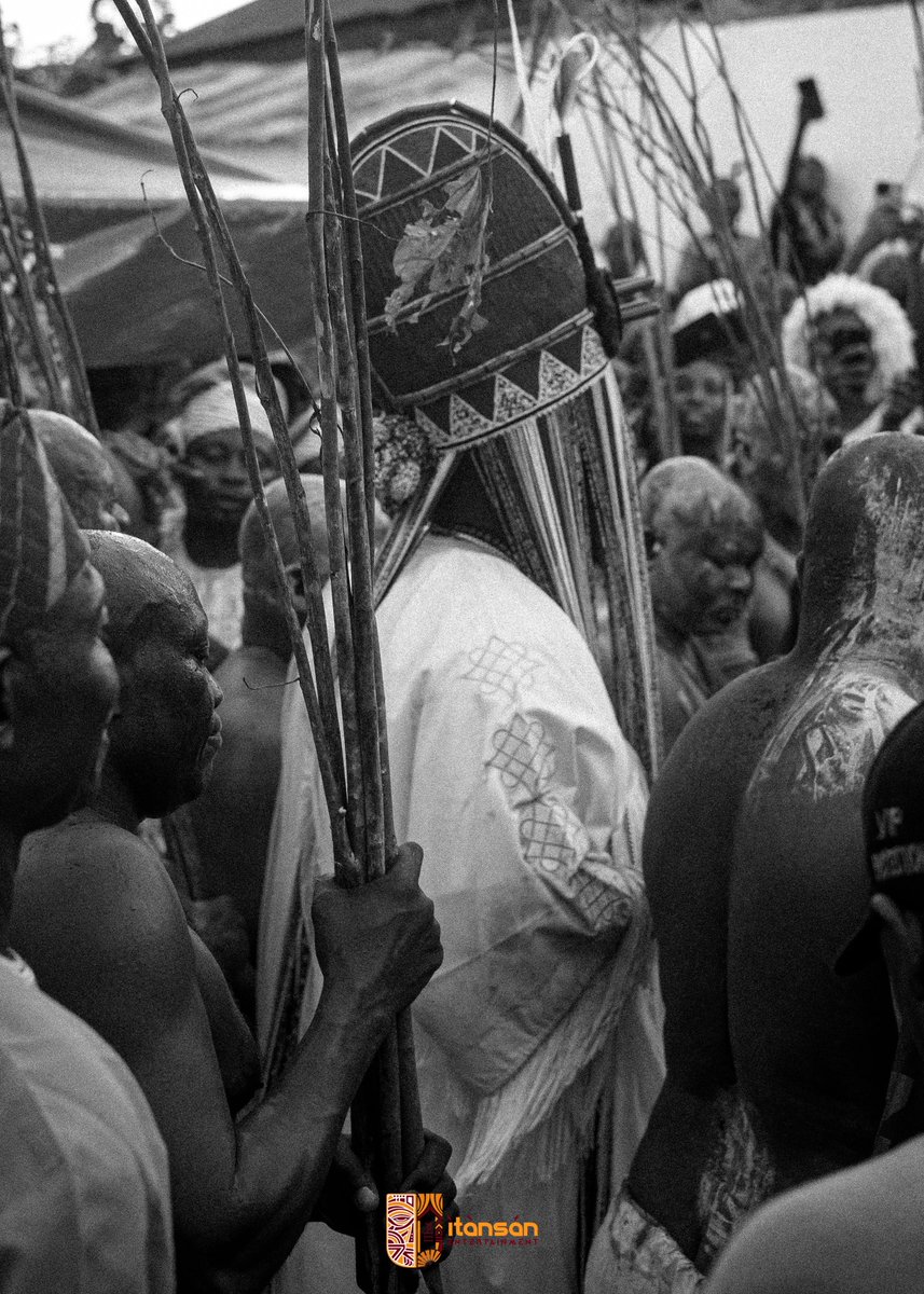 itansanartfest's tweet photo. The Aare Crown is more than a crown — it is a symbol of the continuity of Ife’s sacred kingship. Worn during Olojo, it carries generations of tradition, meaning and stories, with every detail adding to the legacy of the throne. 

#olojofestival2026 #ExperienceOlojoFestival https://t.co/K9zBrmNf99