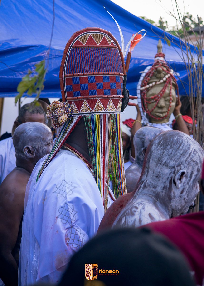 itansanartfest's tweet photo. The Aare Crown is more than a crown — it is a symbol of the continuity of Ife’s sacred kingship. Worn during Olojo, it carries generations of tradition, meaning and stories, with every detail adding to the legacy of the throne. 

#olojofestival2026 #ExperienceOlojoFestival https://t.co/K9zBrmNf99