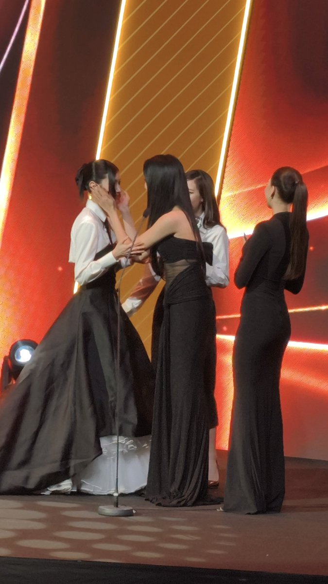nwesvis's tweet photo. ไม่คิดว่าจะได้เห็น เหมือนพี่ผู้ใหญ่โอ๋เด็ก 

PUINOONBINT X FEED KHAOSOD
#FeedxKhaosod2026xPNB https://t.co/uuCLQfpeQ7