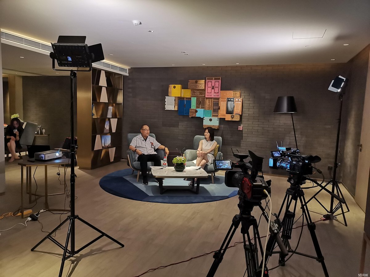 LesterBulcos's tweet photo. Ya está aquí! El nuevo programa de variedades con los invitados más increíbles, hoy vamos a compartir momentos geniales en el set #VariedadesEnDirecto https://t.co/BLy1btiK24