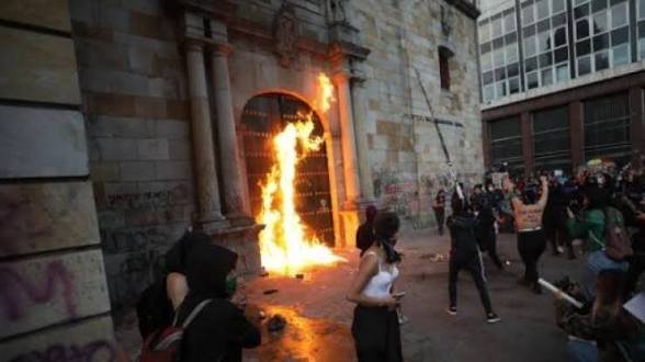 MossadAgente7's tweet photo. Feministas en la iglesia

Feministas en el muro de los lamentos

Realmente hace falta explicar más?? https://t.co/fsyqBTEEt7