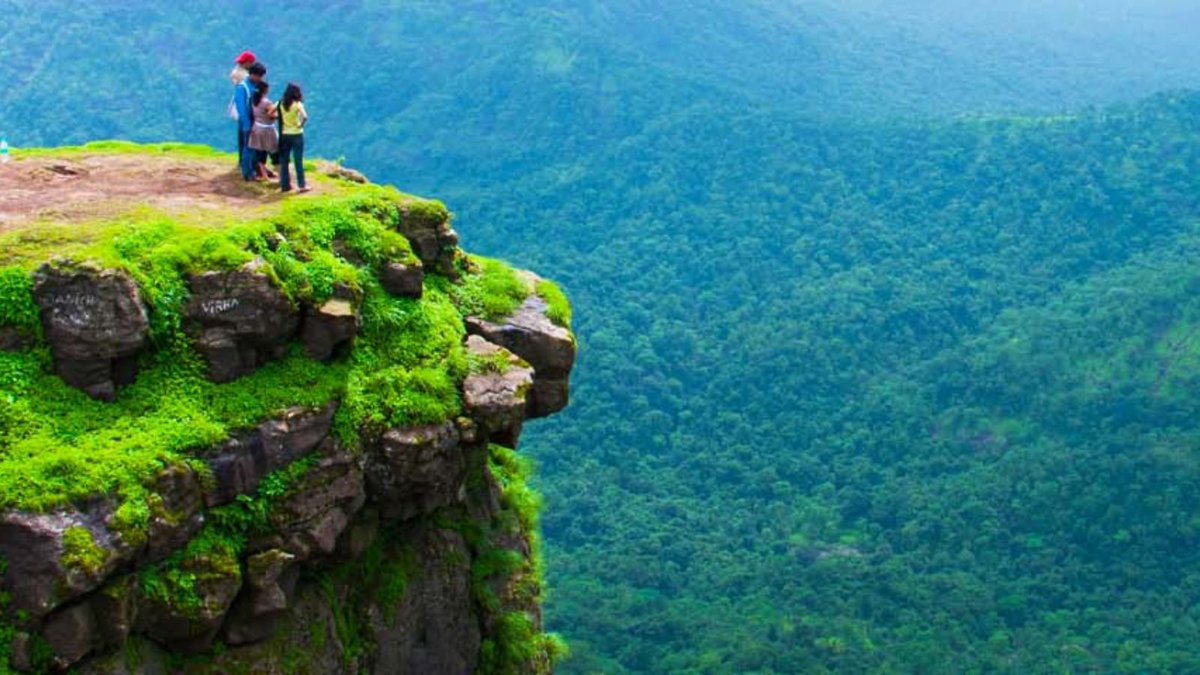 Garjana206's tweet photo. माथेरान फिरताना लोक सहसा Echo पॉईंट ,charlot lake ल जातात, पण चालत जायचे असलेले Louisa पॉईंट, गार्बेट पॉईंट, सनसेट पॉईंट सहसा कोण जात नाही कारण चालत खूप लांब, घोडेस्वार पण टाळतात. 
आणिं खरा स्वर्ग विसरतात,Louisa पॉईंट असुरक्षित कारण कडा नसल्यामुळे अनेक लोक मरण पावले. https://t.co/alEN5K9y0q