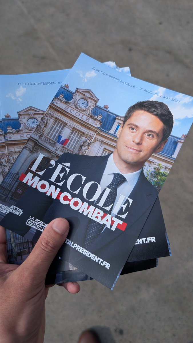 bodinmax's tweet photo. Ce matin à Alésia dans le 14eme arrondissement, nous avons tracté pour l’école républicaine.

Nous défendons l’exigence plutôt que le renoncement :
🔹lire dès la maternelle,
🔹un brevet obligatoire pour passer en seconde, 
🔹des groupes de niveau au collège, 
🔹des professeurs revalorisés.

Sur le terrain, les propositions de @GabrielAttal sont écoutées. Les extrêmes, eux, sont redoutés.
