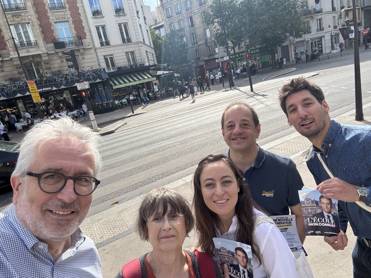 bodinmax's tweet photo. Ce matin à Alésia dans le 14eme arrondissement, nous avons tracté pour l’école républicaine.

Nous défendons l’exigence plutôt que le renoncement :
🔹lire dès la maternelle,
🔹un brevet obligatoire pour passer en seconde, 
🔹des groupes de niveau au collège, 
🔹des professeurs revalorisés.

Sur le terrain, les propositions de @GabrielAttal sont écoutées. Les extrêmes, eux, sont redoutés.