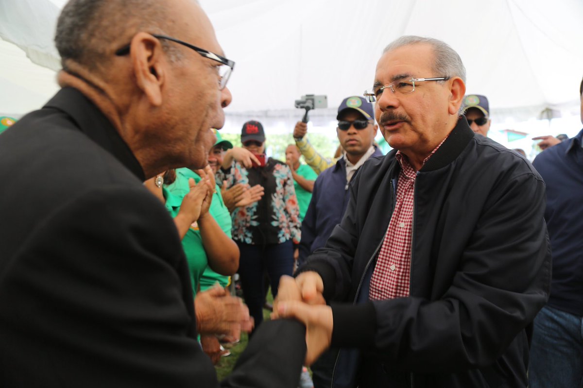 JuyoeliD's tweet photo. Con la #VisitasSorpresa, Danilo Medina inició el proceso de cumplimiento de muchas otras que ayudarán a la comunidad de Santana a transformar su producción.

📍 La Altagracia

#HigüeyEsPLD 
#LaAltagraciaEsPLD⭐️ https://t.co/LUnha8jWT9
