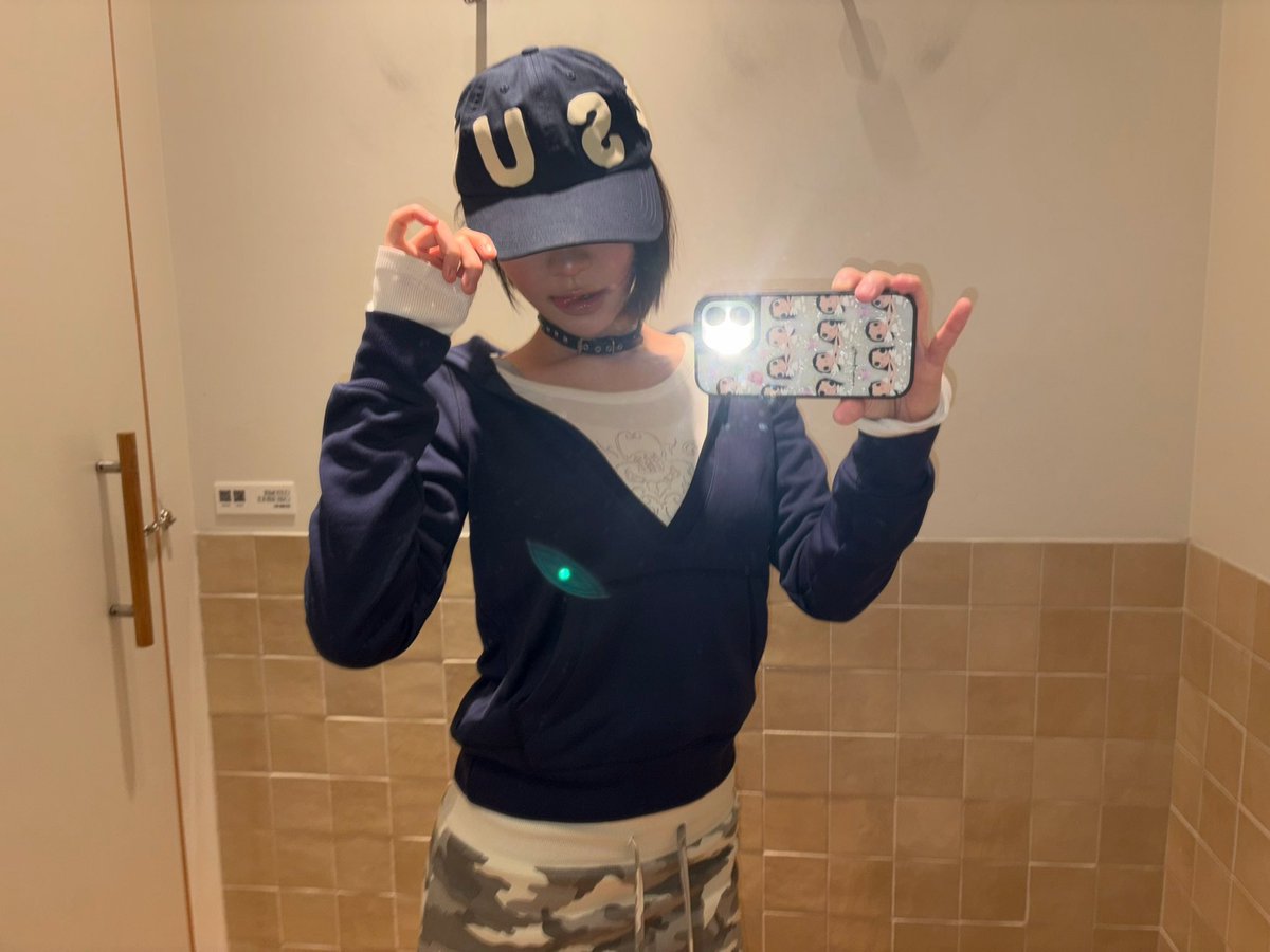rock9irl's tweet photo. 명동뉴뉴가서 또 존예룐발견;; https://t.co/KhQsQS5qpQ