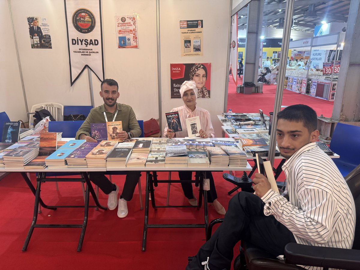 DiysadD's tweet photo. Diyşad TÜYAP kitap fuarı anıları 💐💐📖📖

#diyşad
#tüyapdiyarbakır https://t.co/iXGBgngMF2
