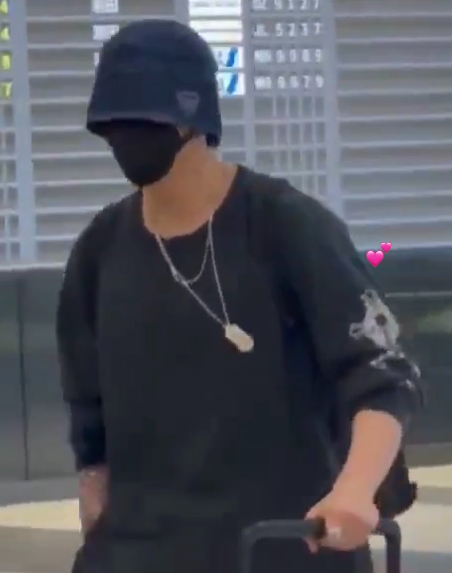 thvjk_4ever's tweet photo. SAME SHIRT OMG??? https://t.co/PLFvqUxoIk