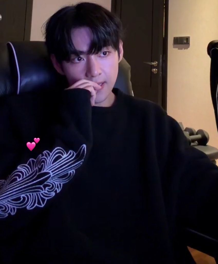 thvjk_4ever's tweet photo. SAME SHIRT OMG??? https://t.co/PLFvqUxoIk