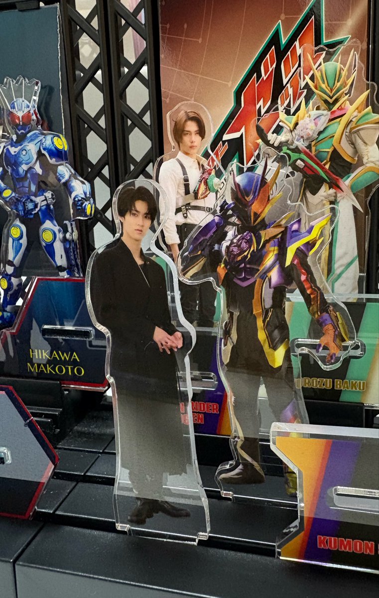 Windscale000's tweet photo. 2026映画組、超能力戦争ゆうちゃみ&amp;要潤とゼッツさよならのミッションの今井くん&amp;曽野くんコンビでアクリルスタンドで遊んでみた。
気づいたのがアギト組の方は後ろからのプリントでこっちの方が好き
#アギト超能力戦争
#ゆうちゃみ
#要潤
#仮面ライダーゼッツ
#好きすぎて滅 https://t.co/9eVQhD5ZY5