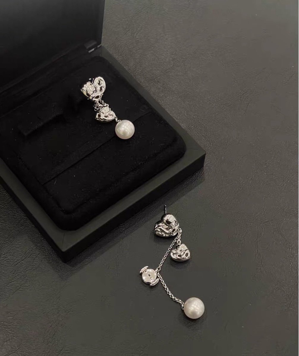 luvwthjk's tweet photo. جونقكوك كان لابس حلق CHROME HEARTS × MIKIMOTO الجديد، و هو مصنوع من ااذهب الأبيض و على شكل قلب و معاه لؤلؤ و العيار 18الف، وسعره 23,500.00 دولار، تكفون مره يجنن و كيوت🤍 https://t.co/J2WESyDtWe