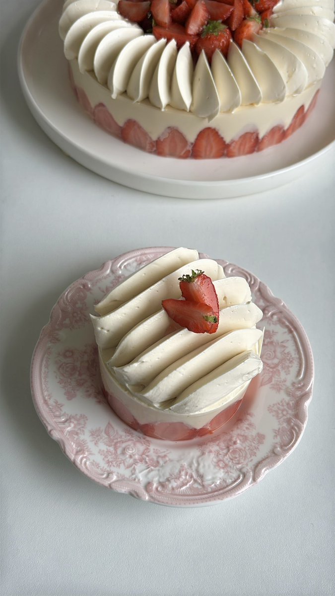 sissll's tweet photo. mes petits fraisier du jour <3 https://t.co/RAqsD659gr