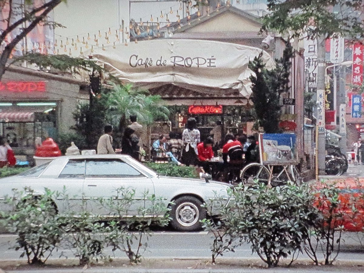 busuharu's tweet photo. カフェ・ド・ロペ（Café de Ropé）

①Gメン'75「スカート切り裂き魔」（第286回）
②生徒諸君！「メリーX'マス！友情に乾杯！」（第15回） https://t.co/tW2Wew2qYz