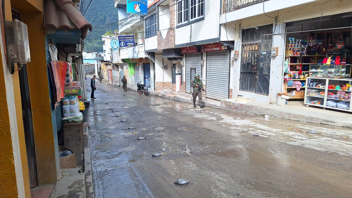 Ejercito_GT's tweet photo. Seguridad al servicio de la población guatemalteca. 🫡🇬🇹
 
Quinta Brigada de Infantería “MGS”, efectúa patrullaje a pie en las principales calles y avenidas del municipio de San Pedro Soloma, #Huehuetenango, con el objetivo de fortalecer la seguridad y prevención, en beneficio de la población guatemalteca.

#EjércitoGT #EstamosCumpliendo