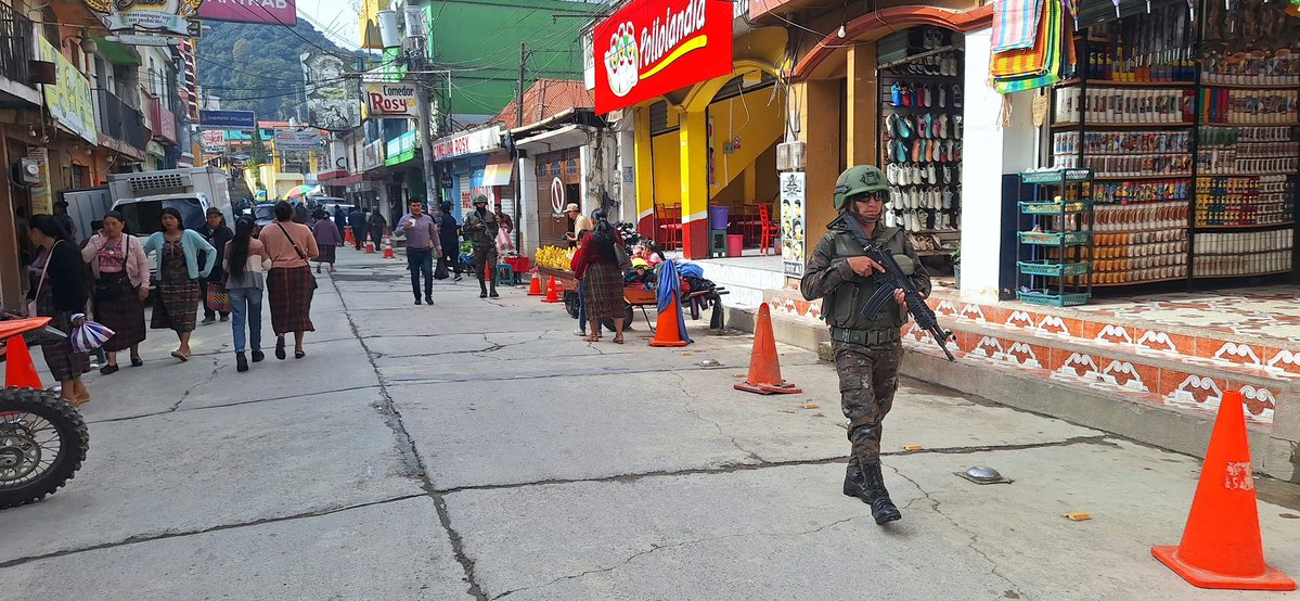 Ejercito_GT's tweet photo. Seguridad al servicio de la población guatemalteca. 🫡🇬🇹
 
Quinta Brigada de Infantería “MGS”, efectúa patrullaje a pie en las principales calles y avenidas del municipio de San Pedro Soloma, #Huehuetenango, con el objetivo de fortalecer la seguridad y prevención, en beneficio de la población guatemalteca.

#EjércitoGT #EstamosCumpliendo