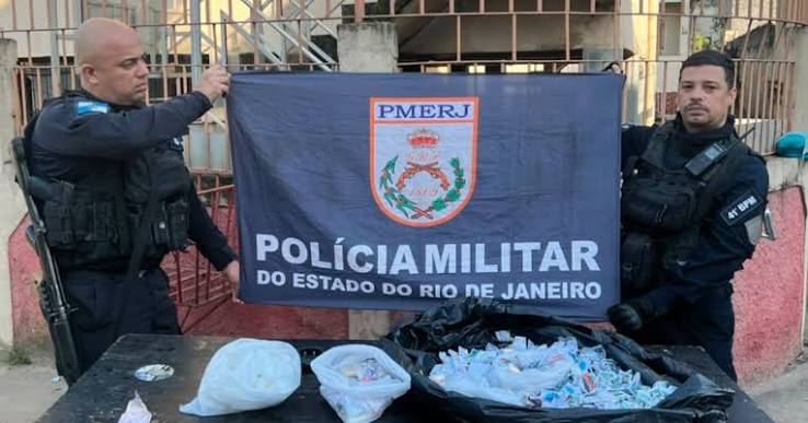 HeloBongiovani's tweet photo. PM prende suspeito com drogas e outro com arma após perseguição na Pavuna
https://t.co/WPIt72Lbx2 https://t.co/uAwnm0kDmF