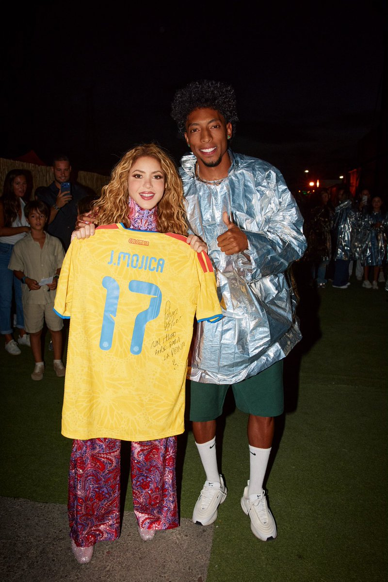11johanmojica's tweet photo. Un honor y una experiencia maravillosa haber compartido este momento contigo, @shakira Gracias por inspirar al mundo con tu música, tu talento y tu grandeza. Eres leyenda, Colombia te admira y el mundo te aplaude. ❤️🇨🇴🫂👏🏽🔝 https://t.co/yE1puE8NvI