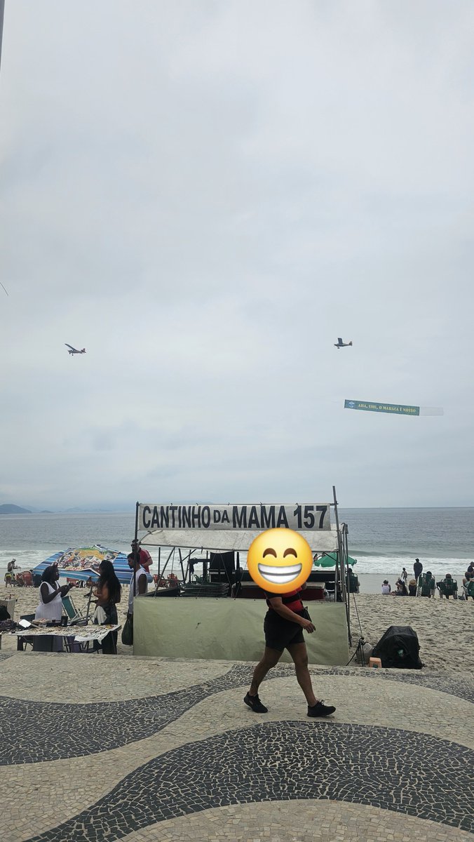 NBAdoPovo's tweet photo. Cenas em Copacabana

Tá passando um avião com a mensagem "O Maraca é nosso" pro Jogo da NFL hoje 

E em seguida passa outro dizendo "O Maracanã também é do Vasco" https://t.co/DyjRZsN1UJ