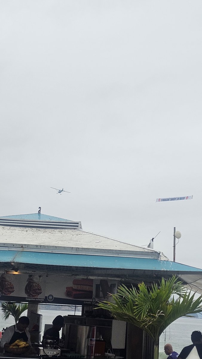 NBAdoPovo's tweet photo. Cenas em Copacabana

Tá passando um avião com a mensagem "O Maraca é nosso" pro Jogo da NFL hoje 

E em seguida passa outro dizendo "O Maracanã também é do Vasco" https://t.co/DyjRZsN1UJ