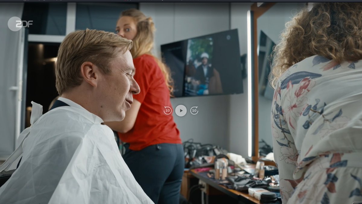 dersimonkaupert's tweet photo. Auf dem Monitor im Hintergrund 🤣 https://t.co/LXt94pRC07