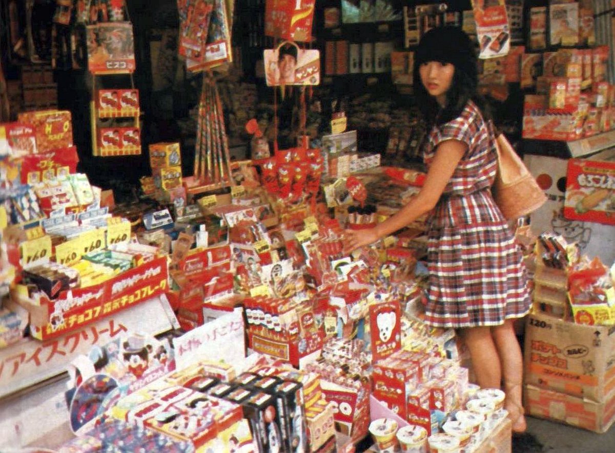 5Te6IA0NzW6JEYj's tweet photo. 昔のアダルトな雑誌の写真に意外と昭和の貴重な写真が写ってるものだが、これもそんな物の一つです。
昭和57年（1982年）の駄菓子屋。もうこういう感じのお店って少ないでしょうね。 https://t.co/yHXTAjHZdH